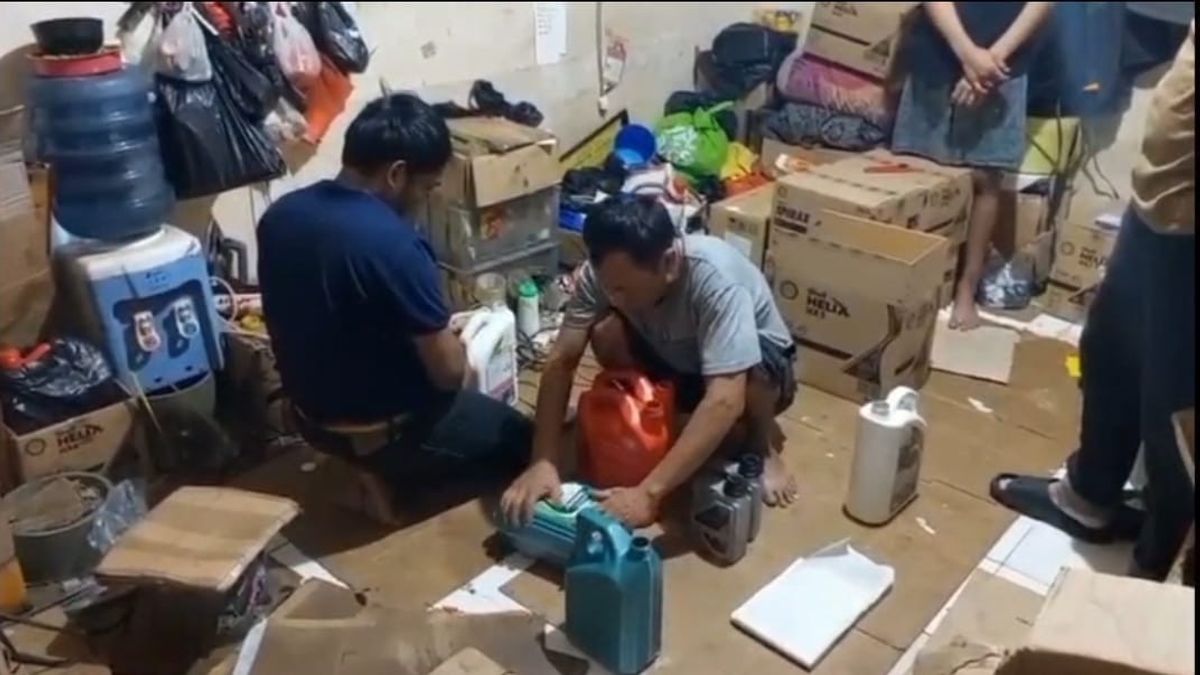 警方在西雅加达突击搜查假油厂,逮捕3人