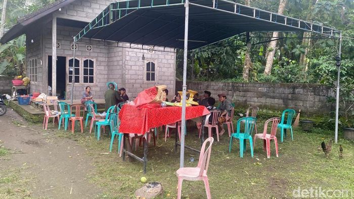 周一(28 年 7 月 2025 日),巴厘岛卡朗阿森 Manggis 区 Antiga Kelod 村 Dinas Bengkel Banjar 地区殡仪馆的气氛。(照片:I Wayan Selamat Juniasa/detikBali)