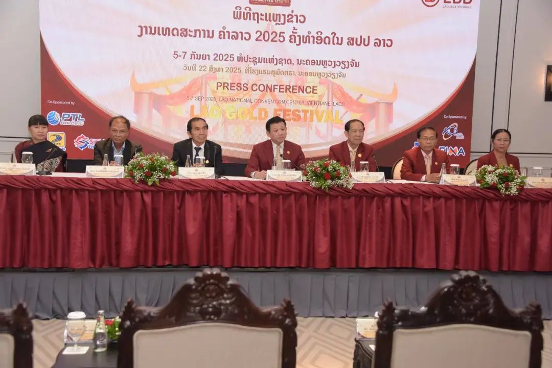 可能是包含下列内容的图片：7 位用户、讲台和文字