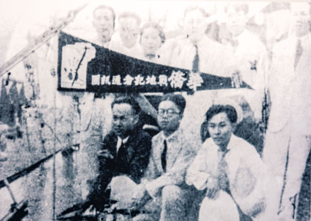 1937年底，《南洋商报》《星洲日报》等十余家侨报的记者联合组织南洋华侨战地记者通信团，进行战地采访。