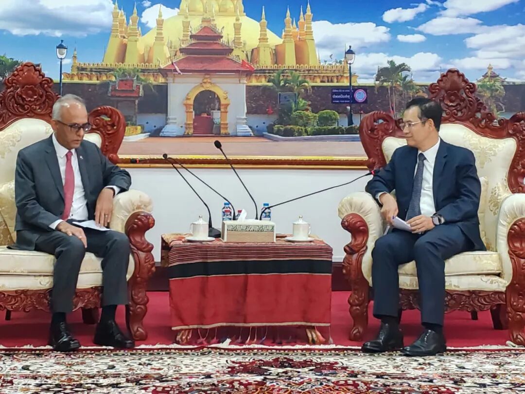 可能是包含下列内容的图片：2 位用户、椭圆形办公室、讲台和文字