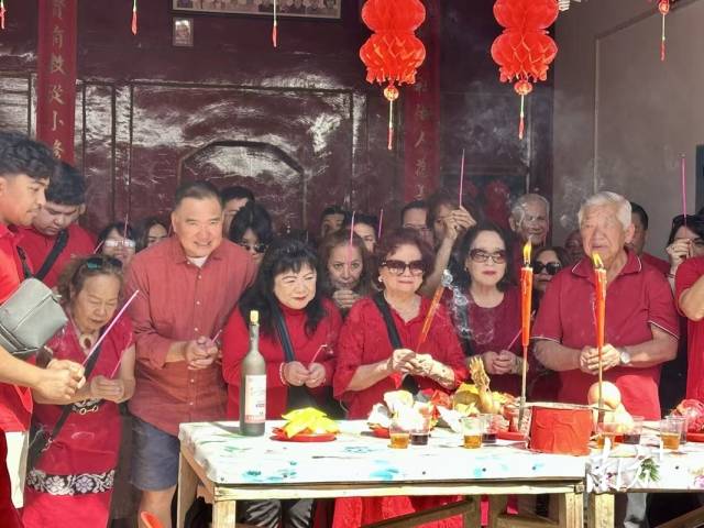 张芳霞和40多位家人遵循客家传统祭祖仪式祭拜祖先。陈萍 摄