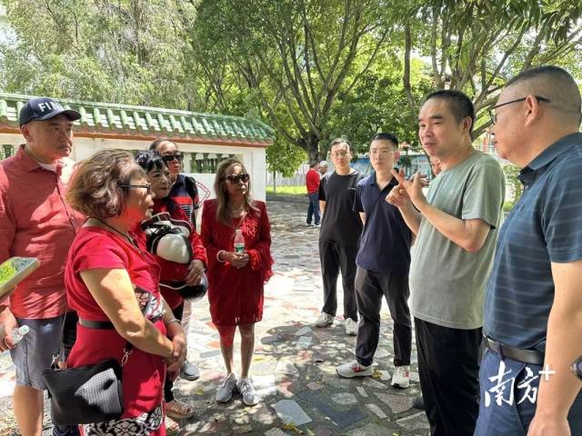 在程风中学，副校长彭德彰详细介绍了学校的建校历史和校名由来。陈萍 摄