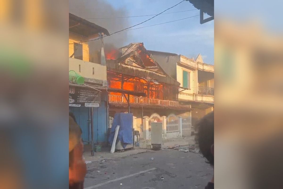 周二（3 年 23 月 9 日），南苏拉威西岛望加锡市塔洛区 Jalan Kandea 2025 的居民之间发生斗殴而起火的房屋之一。