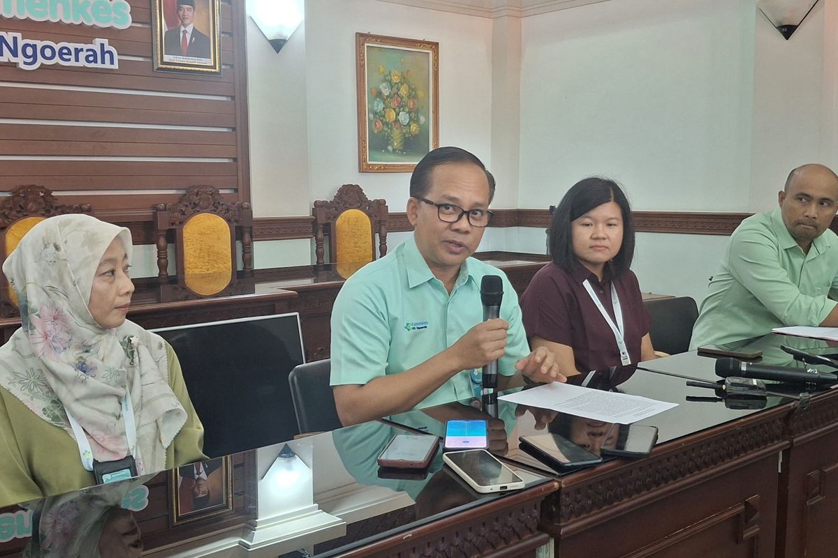 Ngoerah 教授医院医疗和护理主任 I Made Darmajaya 博士与 Ngoerah 医院法医安装负责人 Kunthi Yulianti 博士，SF 和 Nola Margareth Gunawan 博士周三（24 年 9 月 2025 日）在 Ngeorah 教授医院大厅举行的新闻发布会上。KOMPAS.com/ 约翰·瓦尔迪·塞里昂·金塔