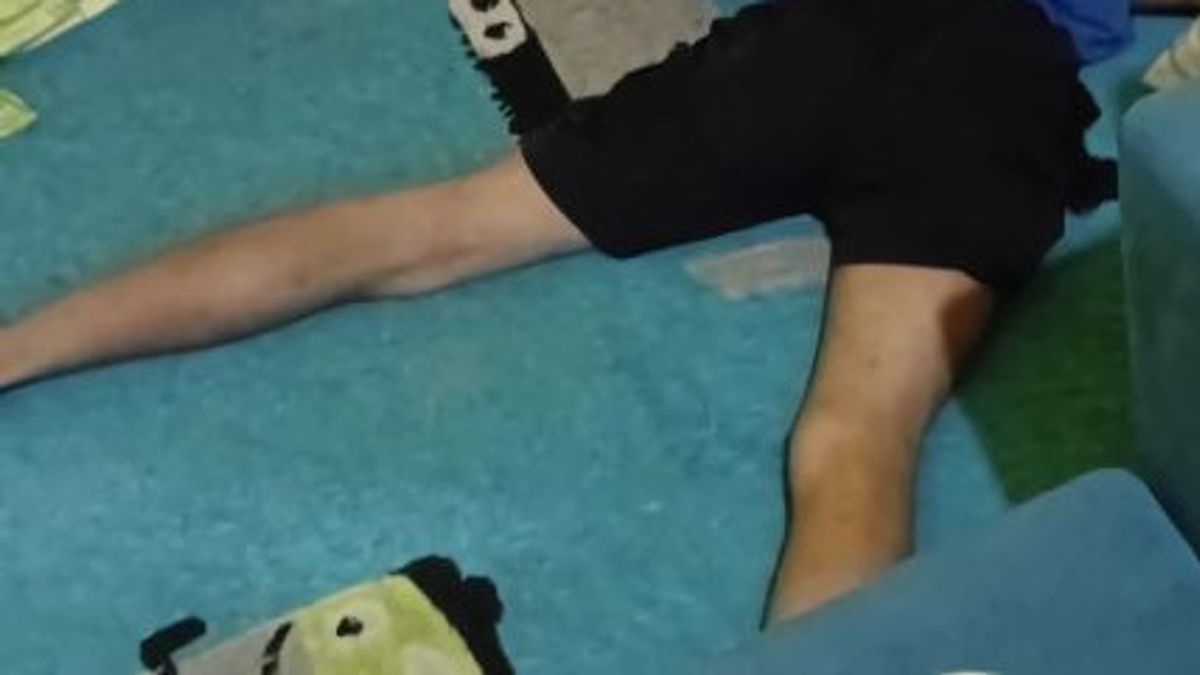 厌倦了被债务挤压的生活，万隆的母亲在毒死两个孩子后上吊自杀