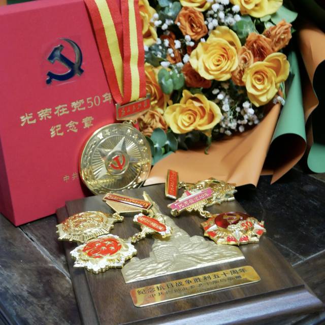 钟炳聪获得的奖章。受访者供图