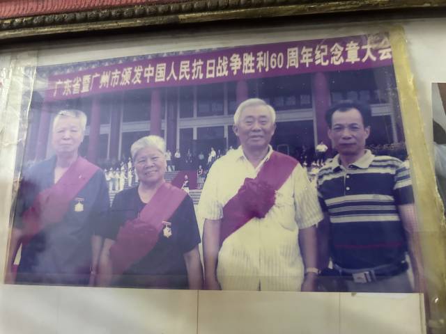 2005年，钟炳聪（左二）参加广东省暨广州市颁发中国人民抗日战争胜利60周年纪念章大会。受访者供图