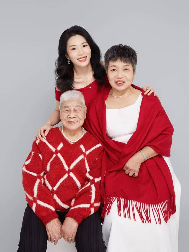 钟炳聪（左一）与义女邓惠英（右一）及义外孙女叶菲的“全家福”。受访者供图
