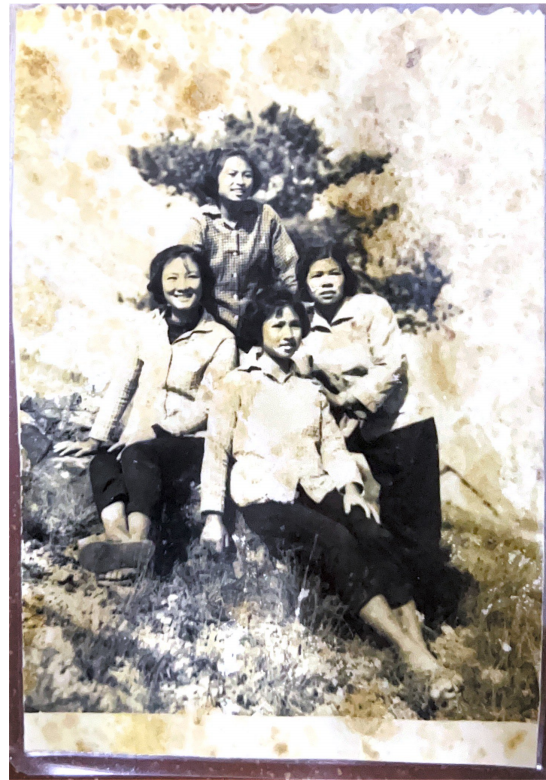 解放初期，钟炳聪（右一）和妇女干部练习射击后合影。受访者供图