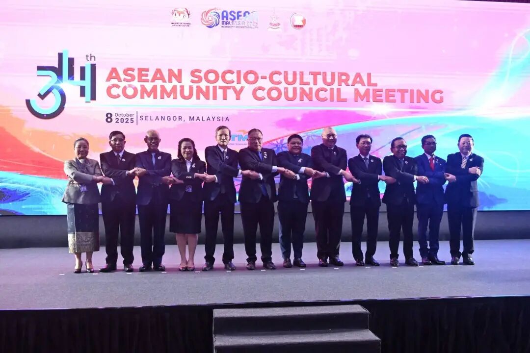 可能是包含下列内容的图片：‎12 位用户和‎上面的文字是“‎اللا สลปา ASE " MALFIYSI ASFOT ਤੈਂਾ th ASEAN SOCIO SOCIO-CULTURAL COMMUNITY COUNCIL MEETING 8 82025SELANGOR,MALAYSIA Octaber 2025 NGOR, SELANGOR, MALAYSIA‎”‎‎