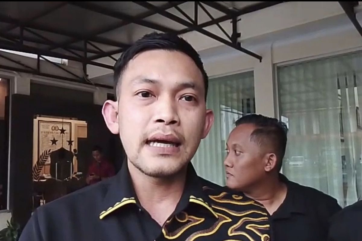 Kasatreskrim Polres Jember AKP Angga Riatma saat diwawancara.