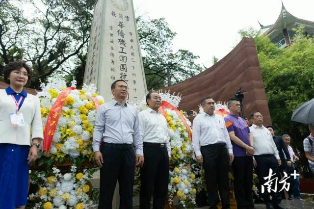 杨博耀(右二)一直以来积极投身于中马两地的交流合作事业。 受访者供图 杨博耀(右二)一直以来积极投身于中马两地的交流合作事业。 受访者供图