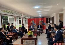 香港培侨中学菲律宾校友会拜访中国驻菲律宾大使馆 共促华侨教育合作