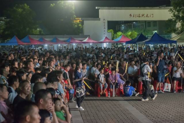 在肇庆赛区决赛，观赛的群众将舞台围了数圈，在美好歌声中感受县城的蓬勃生机。