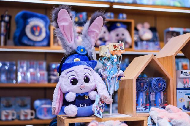 名创优品MINISO LAND店内汇聚超过80个全球热门IP、SKU数量突破8000