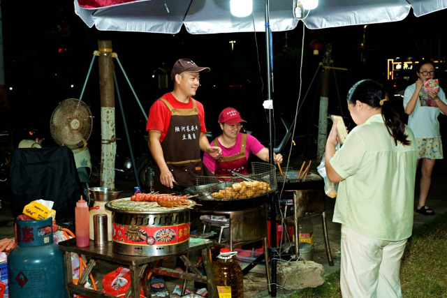 “音乐+市集”聚起了人气，也升腾了幸福感。 