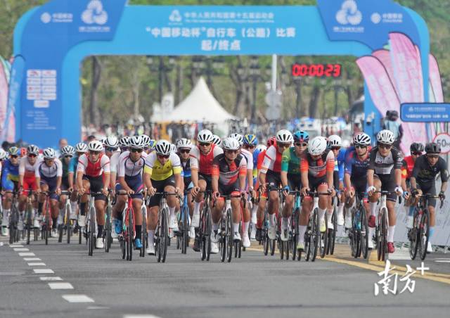 11月8日9时，第十五届全国运动会公路自行车男子个人赛开始。