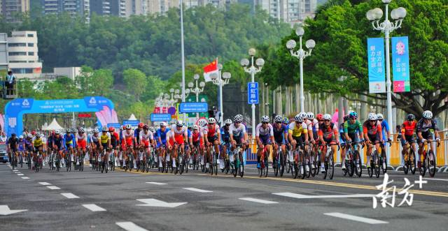 8日9时，选手们从珠海市博物馆前起点出发。 