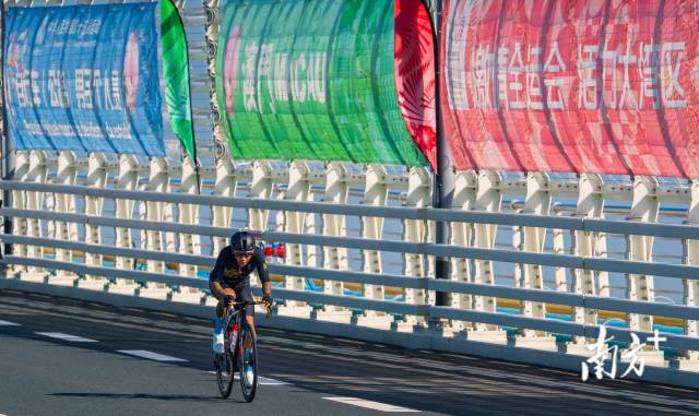 9时29分，黑龙江选手率先驶过澳门大桥。