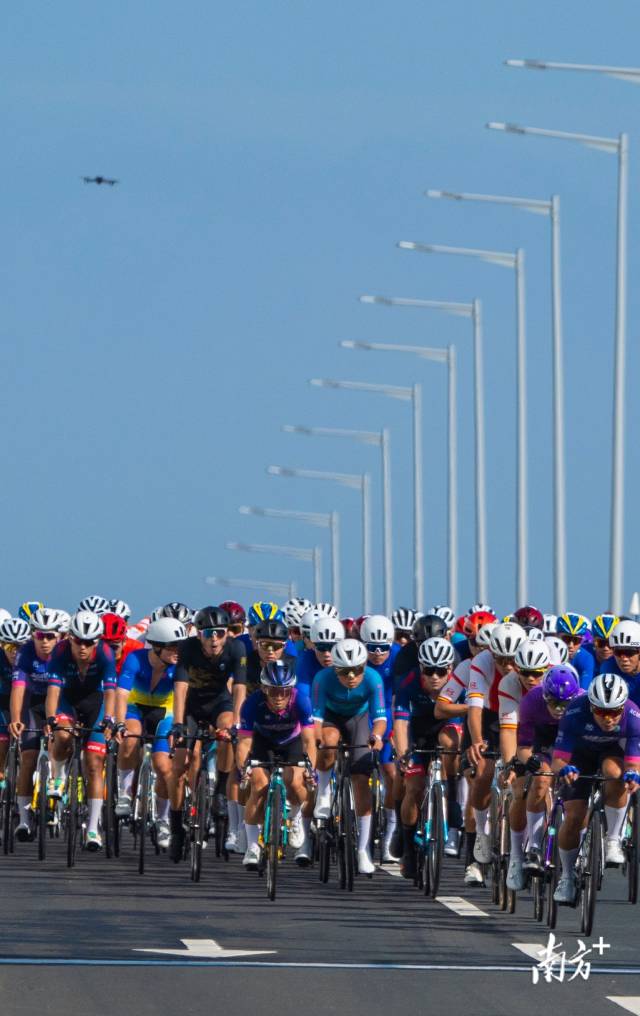 9时37分，公路自行车的选手们经过澳门大桥。