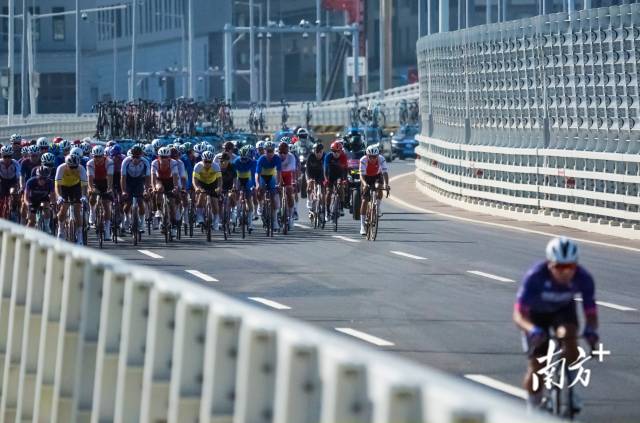 9时37分，公路自行车的选手们离开澳门氹仔岛。