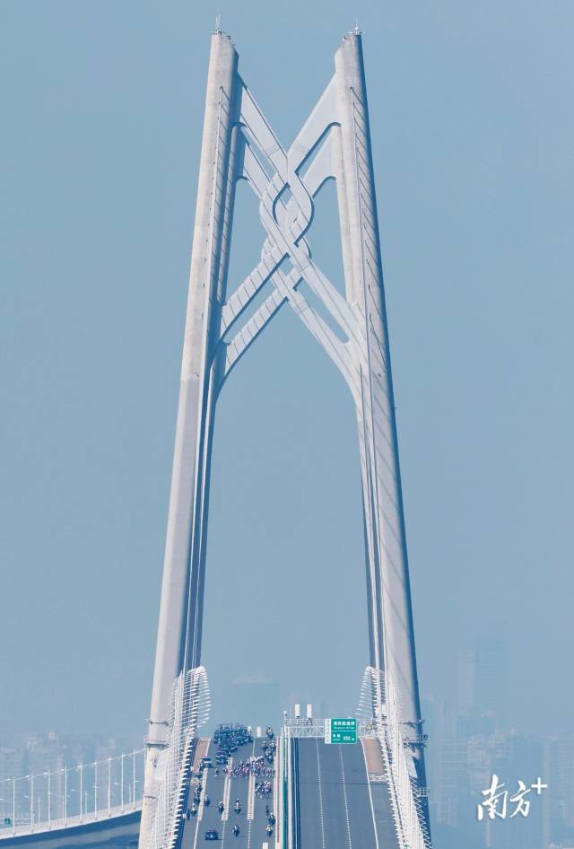 10时09分，公路自行车赛的选手们经过港珠澳大桥“中国结”。