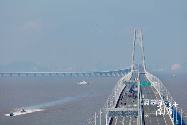 10时20分，伶仃洋水域，多艘执法船保障公路自行车赛的顺利进行。 