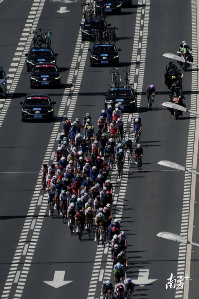 10时24分，选手大集团准备通过白海豚岛去往香港。 