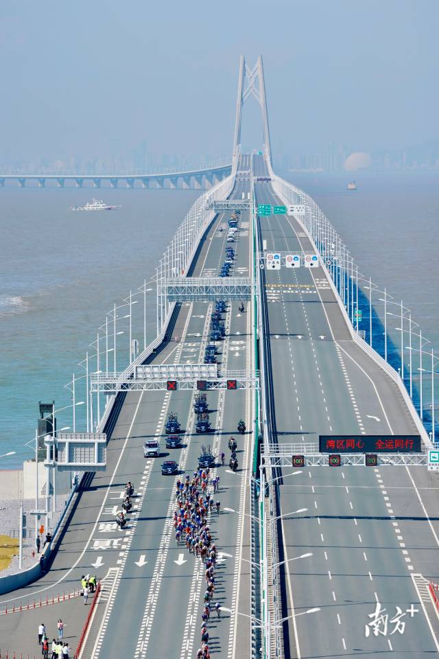 10时24分，选手们来到港珠澳大桥白海豚人工岛。