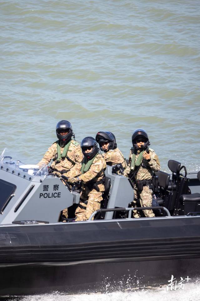 香港警察在港珠澳大桥附近海域巡逻保驾护航。