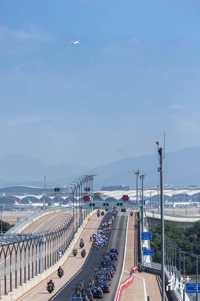 10时40分，选手们穿过港珠澳大桥蓝海豚岛，进入香港段，向着香港国际机场方向破风前行。