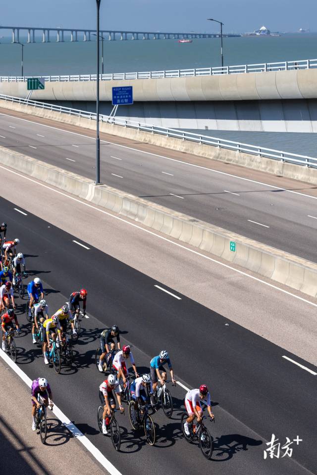 10时40分，选手们穿过港珠澳大桥蓝海豚岛，进入香港段，向着香港国际机场方向破风前行。 
