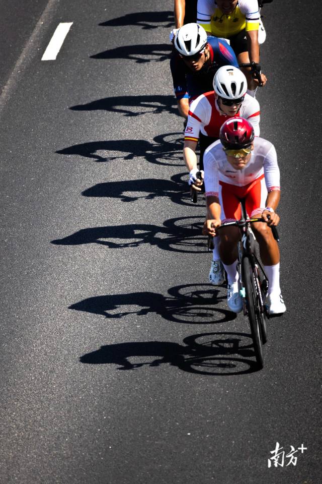 11时47分，领先的3名选手率先通过港珠澳大桥的香港䃟石湾段。