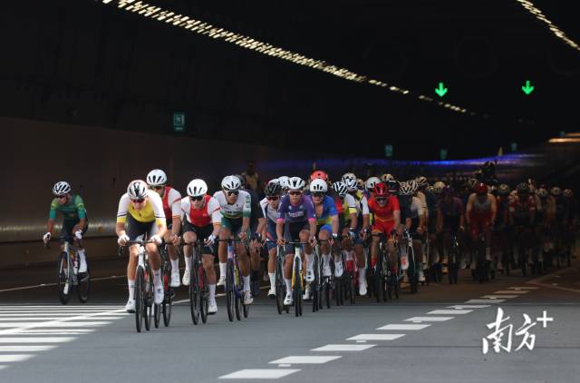 12时02分，大部队穿过港珠澳大桥海底隧道。