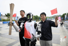 【云上岭南·中印尼双语】(Bilingual Cina dan Indonesia)人形机器人“夸父”,圆满完成火炬传递任务!