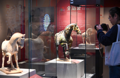 【大美广东·中印尼双语】(Bilingual Cina dan Indonesia)千年陶马与鹏城赛马跨时空对话:“骥跃升腾——三彩马的世界”展览亮相深博