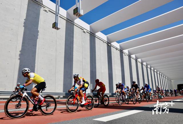 12时03分，大部队返程抵达港珠澳大桥白海豚人工岛。 