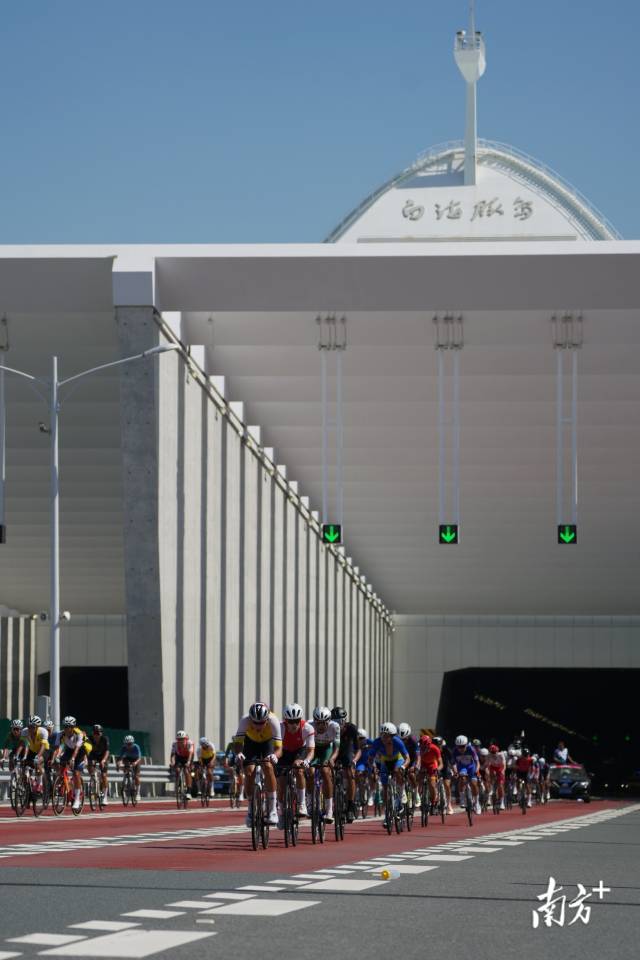 12时03分，选手大集团从香港返回白海豚岛去往横琴方向。 