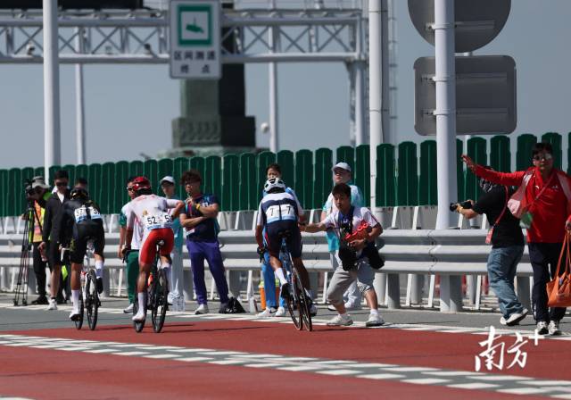 12时04分，选手们纷纷从车队工作人员手中接过补给品。 