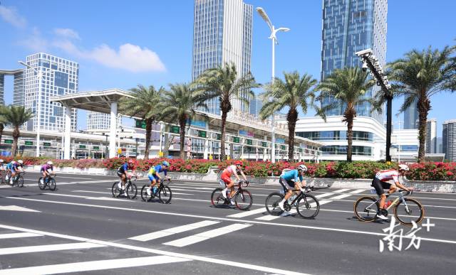 13时10分，选手们快速通过横琴大桥下坡路。 
