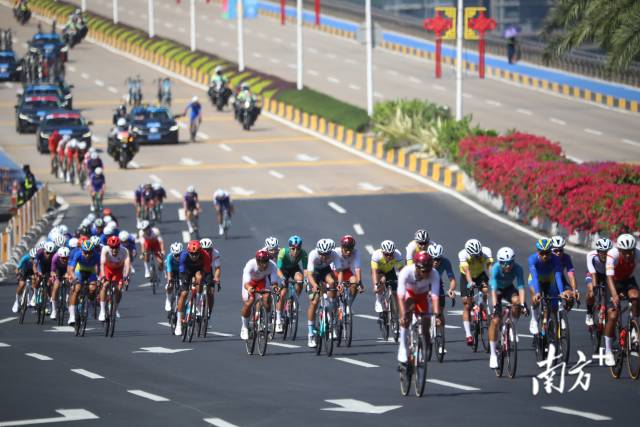 13时10分，自行车公路赛的选手们通过横琴大桥进入横琴粤澳深度合作区。 