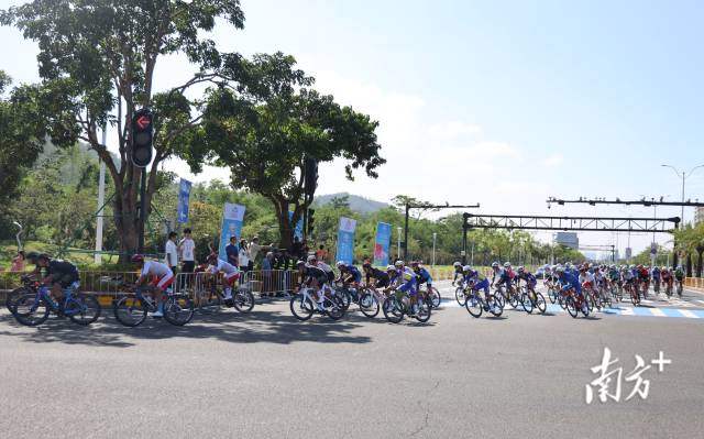 13时36分，选手们仅仅用了16分钟，就完成了横琴赛段的其中一圈路程。选手们以漂亮的压弯通过环岛东路的一处弯道。 