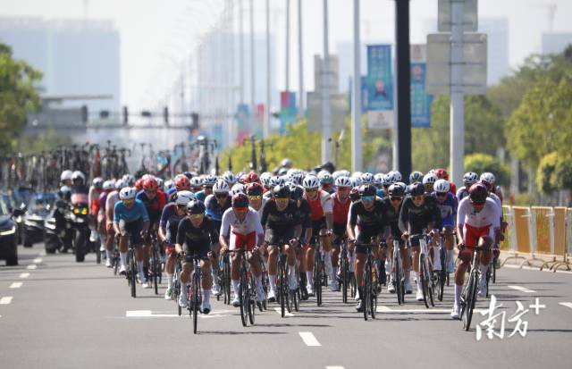 14时02分，选手们完成横琴赛段所有路程，离开横琴。