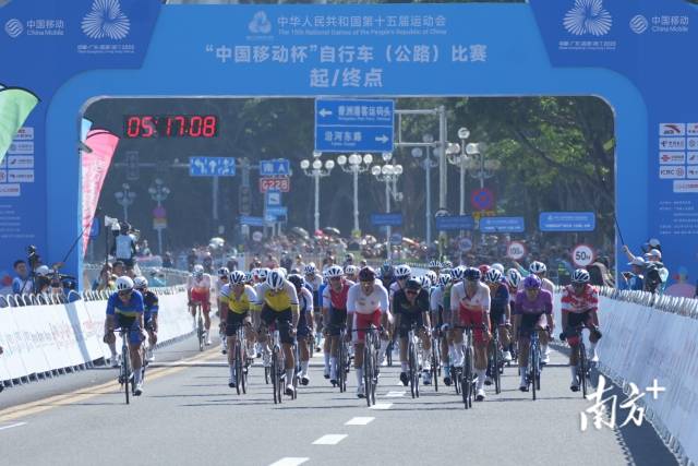 14时17分左右，山东队刘志城率先撞线，抵达终点。 