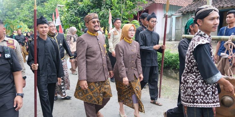 Pemalang 摄政王 Anom Widiyatoro 和他的妻子以及 Pemalang 副摄政王和他的妻子出席了芒果新娘嘉年华,陪同的还有 Pemalang 摄政政府 (Pemkab) 的 OPD 负责人。周六(1 年 11 月 2025 日),他们从 Benowo 公园旅游景点步行到中爪哇省 Pemalang 的 Penggarit 村田地。