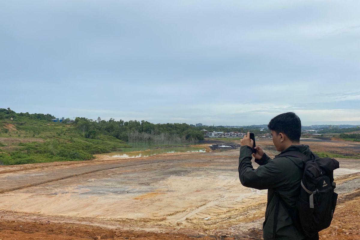 昨天周一（37年17月11日）发生六名儿童溺水事件的Graha Indah村Jalan PDAM路2025号的水坑，照片从路边拍摄。