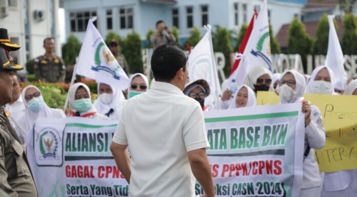 数百名洛克肖马威市合同工抗议,要求转为政府文职官员