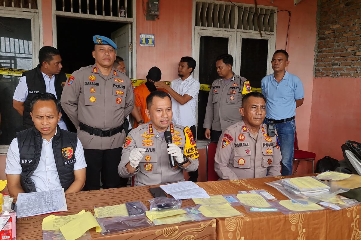 SYA（18岁）于19年11月2025日星期三在德利色尔当县马林达尔二村举行的新闻发布会上被介绍。