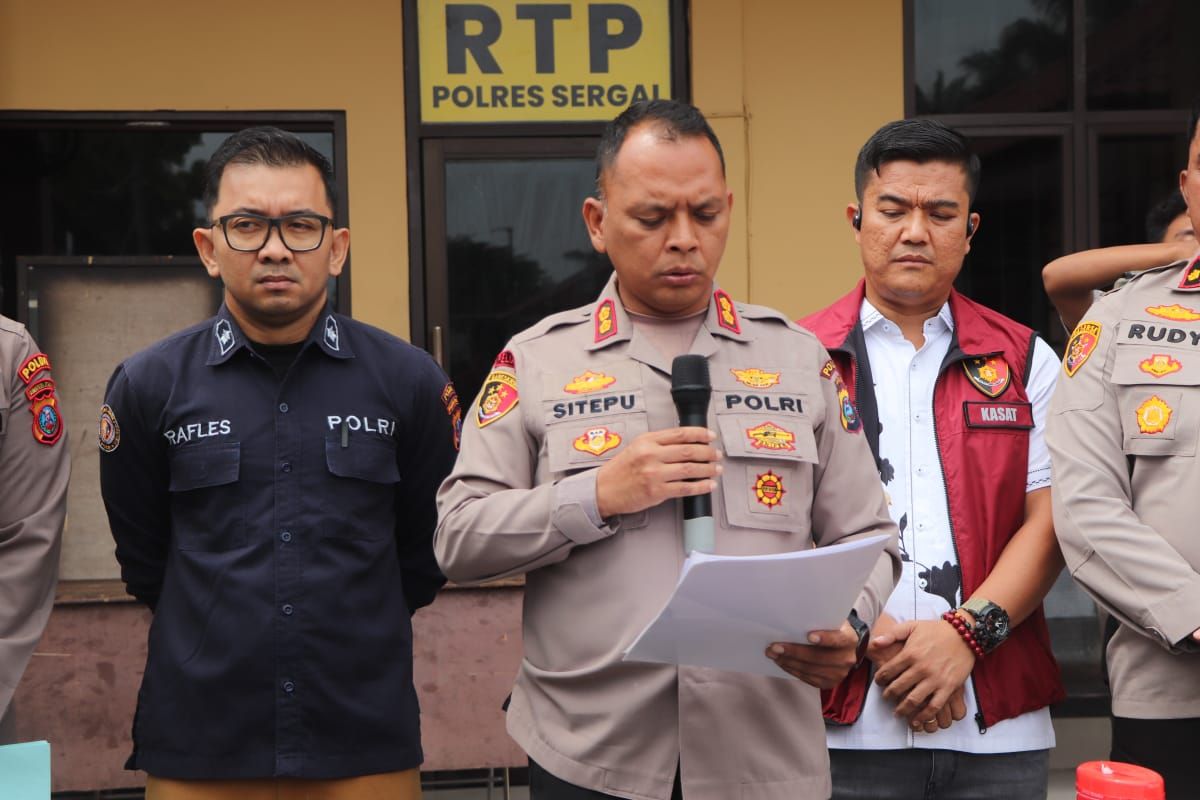 塞尔盖警察局长AKBP乔恩·西特普在解释在棕榈树中发现的人类骨骼身份披露时，时间为周三（19年11月2025日）。